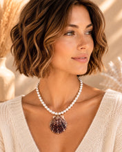 Load image into Gallery viewer, Pearl Brown Scollop Shell Pendant Necklace