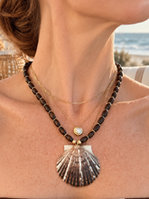 Load image into Gallery viewer, Brown Scollop Shell Wood Bead Necklace