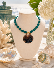 Load image into Gallery viewer, Green Gemstone Brown Seashell Pendant Necklace