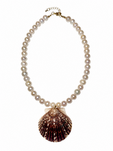 Load image into Gallery viewer, Pearl Brown Scollop Shell Pendant Necklace