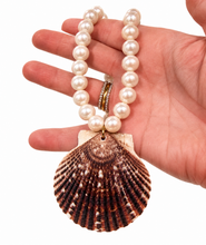 Load image into Gallery viewer, Pearl Brown Scollop Shell Pendant Necklace